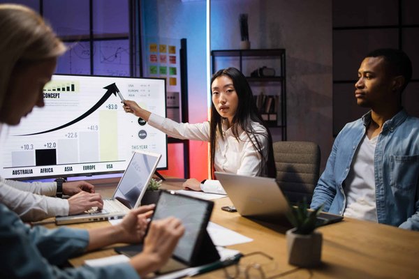 Quels outils analytiques doivent être employés pour mesurer l'efficacité d'une stratégie de marketing digital pour une agence de voyages ?